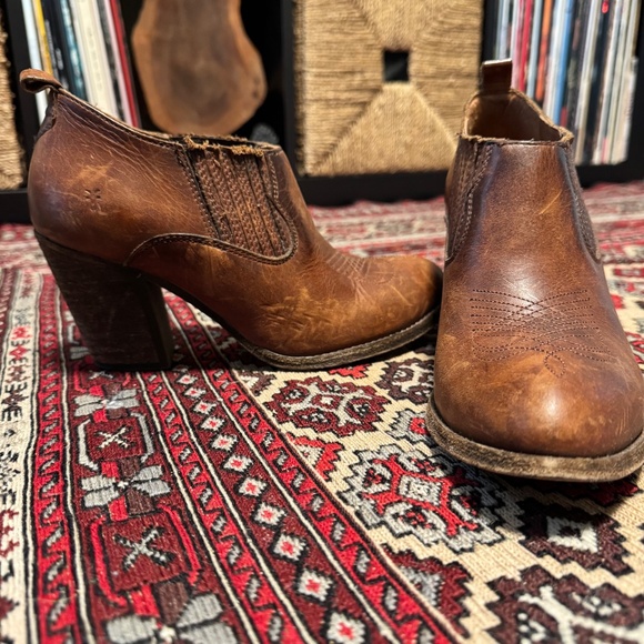 Frye Faye Shootie Leather Ankle Heeled Boot - Size 6 - Cognac - Like New - Picture 3 of 9